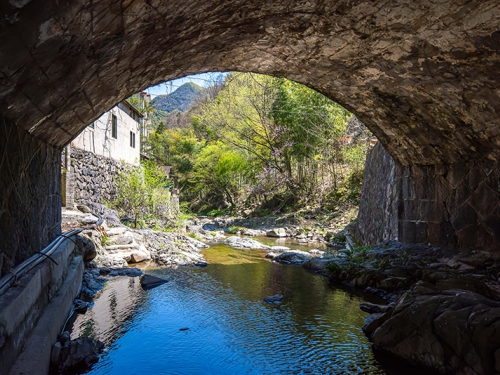 藏龙百瀑这里可居民宿